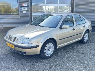 Vaurioauto  passenger cars Volkswagen Bora 1.6-16V 2001/10