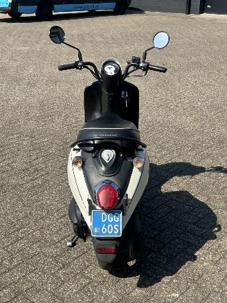 Sym  Mio 50 picture 4