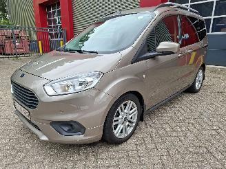 krockskadad bil auto Ford Tourneo Courier  2020/9