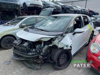 Salvage car Volkswagen ID.3 ID.3 (E11/E12), Hatchback 5-drs, 2019 Pro 58/59 kWh 2023/4