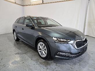 krockskadad bil auto Skoda Octavia 1.5 e-TSI Business Edition Plus 2022/1