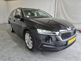 damaged passenger cars Skoda Octavia 1.4 TSI iV PHEV Bussines Edition 2022/1