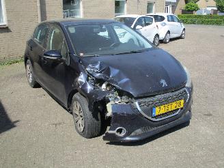 Damaged car Peugeot 208 1.6 e HDI Blue Lease 2014/4