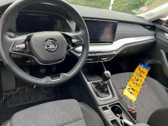 Salvage car Skoda Octavia Octavia Combi (NXAC), Combi 5-drs, 2019 1.5 TSI 16V 2020/8