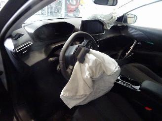 Peugeot 208 1.2 THP picture 6
