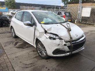 Schadeauto Peugeot 208 208 I (CA/CC/CK/CL) Hatchback 2012 / 2019 - 1.2 12V e-THP PureTech 110 Hatchback  Benzine 1.199cc 81kW (110pk) FWD 2013-01/2019-12 (CAHNZ; CCHNZ) EB2DT; HNZ 2016/8