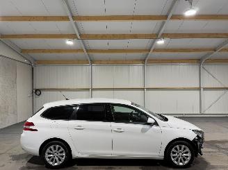 damaged passenger cars Peugeot 308 SW 1.2PureTech 96kW Blue Lease Executive 2014/10