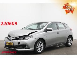 Vaurioauto  passenger cars Toyota Auris 1.8 Hybrid Dynamic Navi Clima Cruise PDC 169.034 km! 2016/1