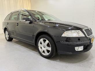 krockskadad bil auto Skoda Octavia Combi 1.6 FSI Elegance Navi/Clima 2008/10