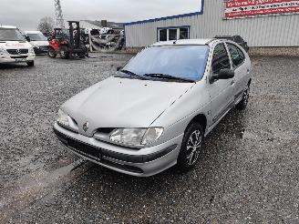 Salvage car Renault Mégane 1.6 Zilver MV640 Onderdelen K4M720 Motor 1999/3