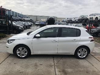 Vaurioauto  passenger cars Peugeot 308 1.2i 81kW E6 5 drs AICRO NAVI 2017/5