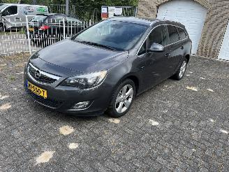 damaged passenger cars Opel Astra SPORTS TOURER 2011/5