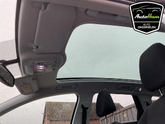 Peugeot 308 308 SW (L4/L9/LC/LJ/LR), Combi 5-drs, 2014 / 2021 1.2 12V e-THP PureTech 110 picture 16