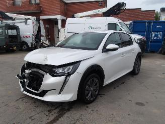 Vaurioauto  passenger cars Peugeot 208  2021/9