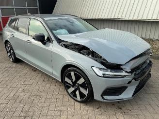Salvage car Volvo V-60 V60 II (ZW), Combi, 2018 2.0 B3 16V Mild Hybrid 2023/10