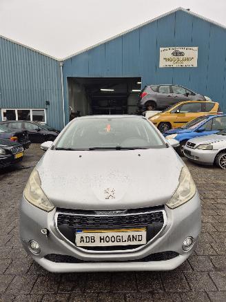 Coche siniestrado Peugeot 208 I (CA/CC/CK/CL) Hatchback 1.2 Vti 12V PureTech 82 (EB2F(HMZ)) [60kW][82PK] 2012/1