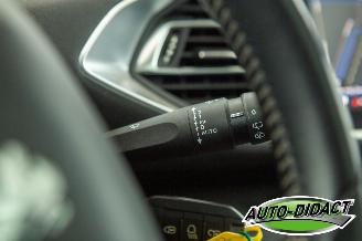 Peugeot 308 1.2 PureTech Clima Navi Pano Camera Blue Lease Executive picture 16