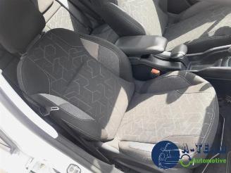 Peugeot 2008 2008 (CU), MPV, 2013 / 2019 1.2 12V e-THP PureTech 110 picture 16