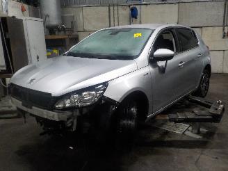 Salvage car Peugeot 308 308 (L3/L8/LB/LH/LP) Hatchback 5-drs 1.2 12V e-THP PureTech 110 (EB2DT=
(HNZ)) [81kW]  (11-2013/06-2021) 2015/5