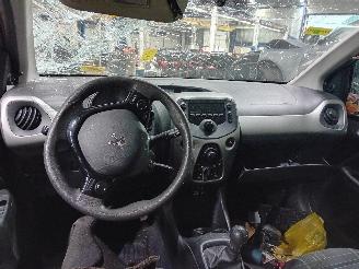 Peugeot 108 108 Hatchback 1.0 12V (1KRFE(CFB)) [51kW]  (05-2014/...) picture 5