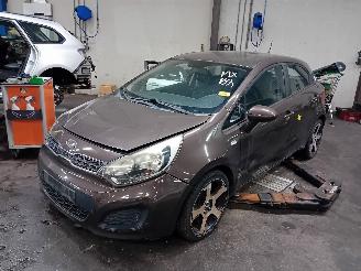 Coche siniestrado Kia Rio Rio III (UB) Hatchback 1.4 CVVT 16V (G4FA) [80kW]  (09-2011/12-2017) 2011