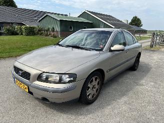 damaged passenger cars Volvo S-60 2.4 TREKHAAK 2002/1
