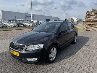 krockskadad bil auto Skoda Octavia 1.6 TDI  81kw  Clima 2014/10
