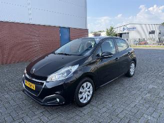 Damaged car Peugeot 208 1.2 Pure Tech 60Kw AIRCO 2016/3