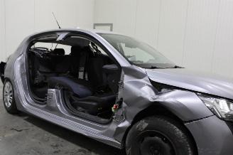 Peugeot 208  picture 9