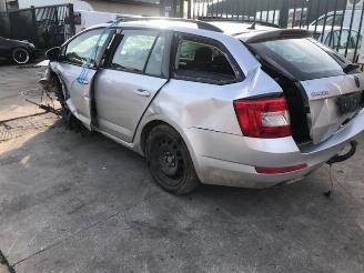 Salvage car Skoda Octavia BENZINE - 1000CC - 6VIT 2013/1