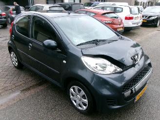 Peugeot 107 1.0-12V XS picture 4
