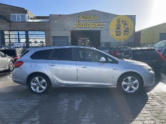 krockskadad bil auto Opel Astra SPORTSTOURER 2011/7