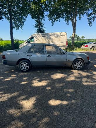 Mercedes 200-serie 230 E picture 4